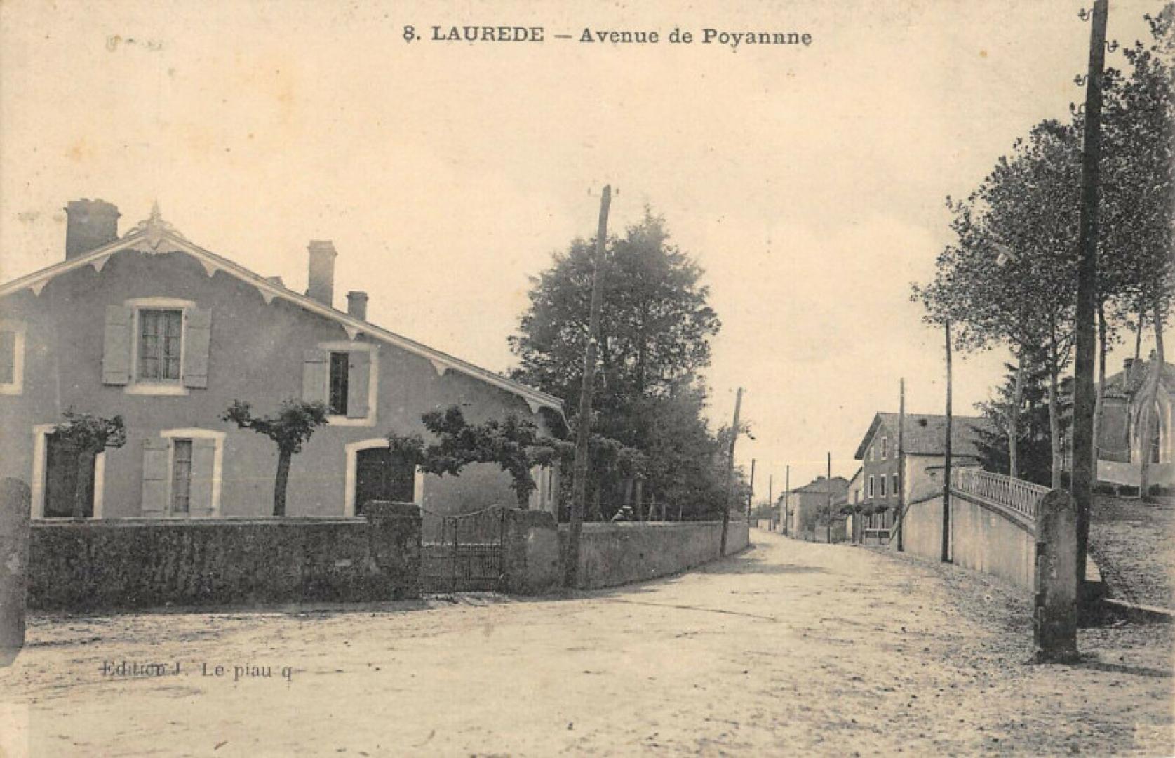 Photo en noir et blanc du centre bourg, direction Poyanne.